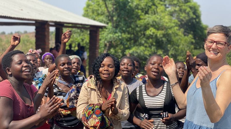 Den norske gruppen ble møtt med gledelig velkomstsant i Didi, Malawi. Til høyre Lena Rós Matthíasdóttir, Haug kirke, Hønefoss.