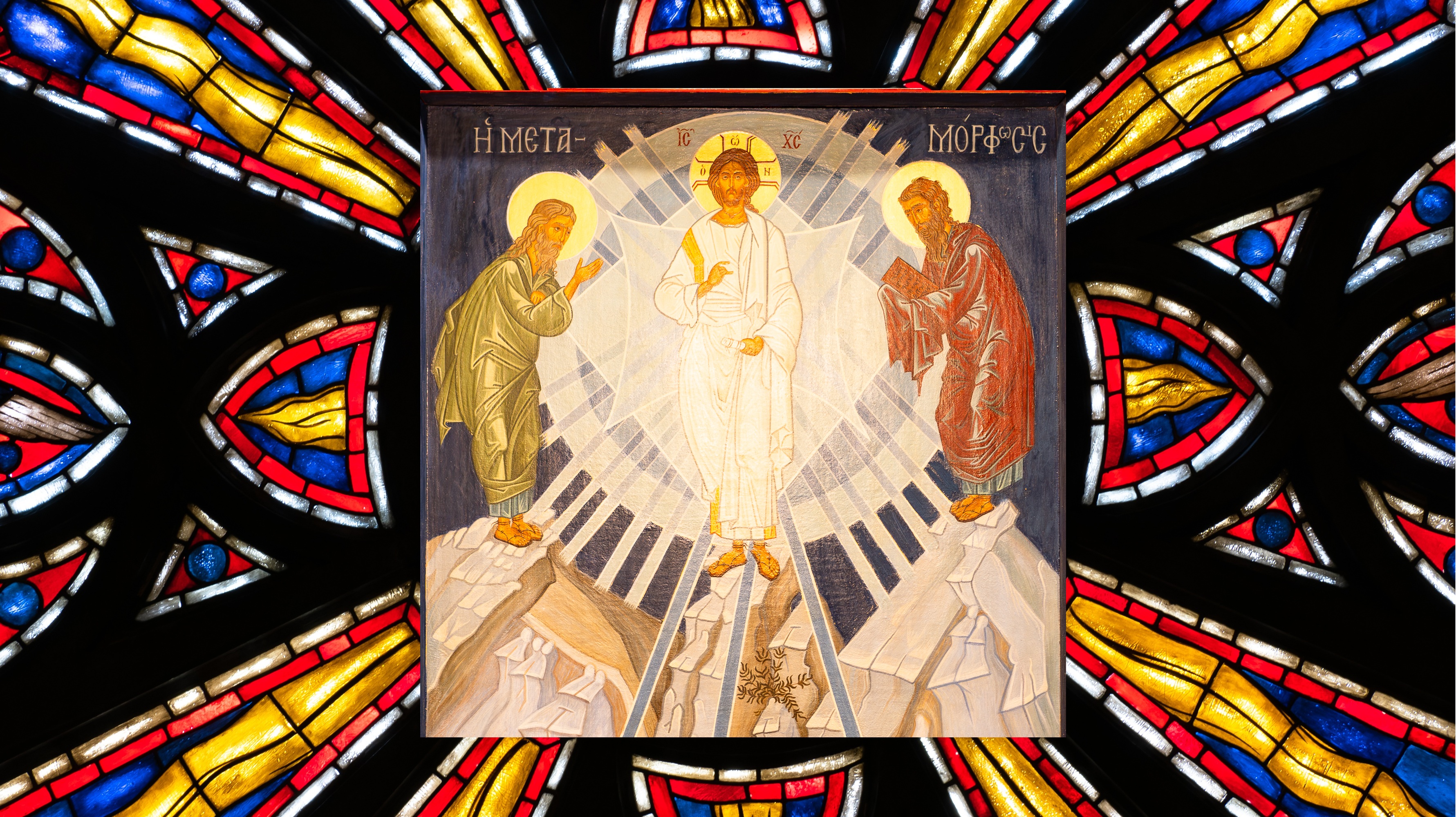 Jesus blir forherliget på Taborfjellet (Ikon av Solrunn Nes, innfelt i rosevindu fra Storetveit kirke). Foto: Åse Solvi