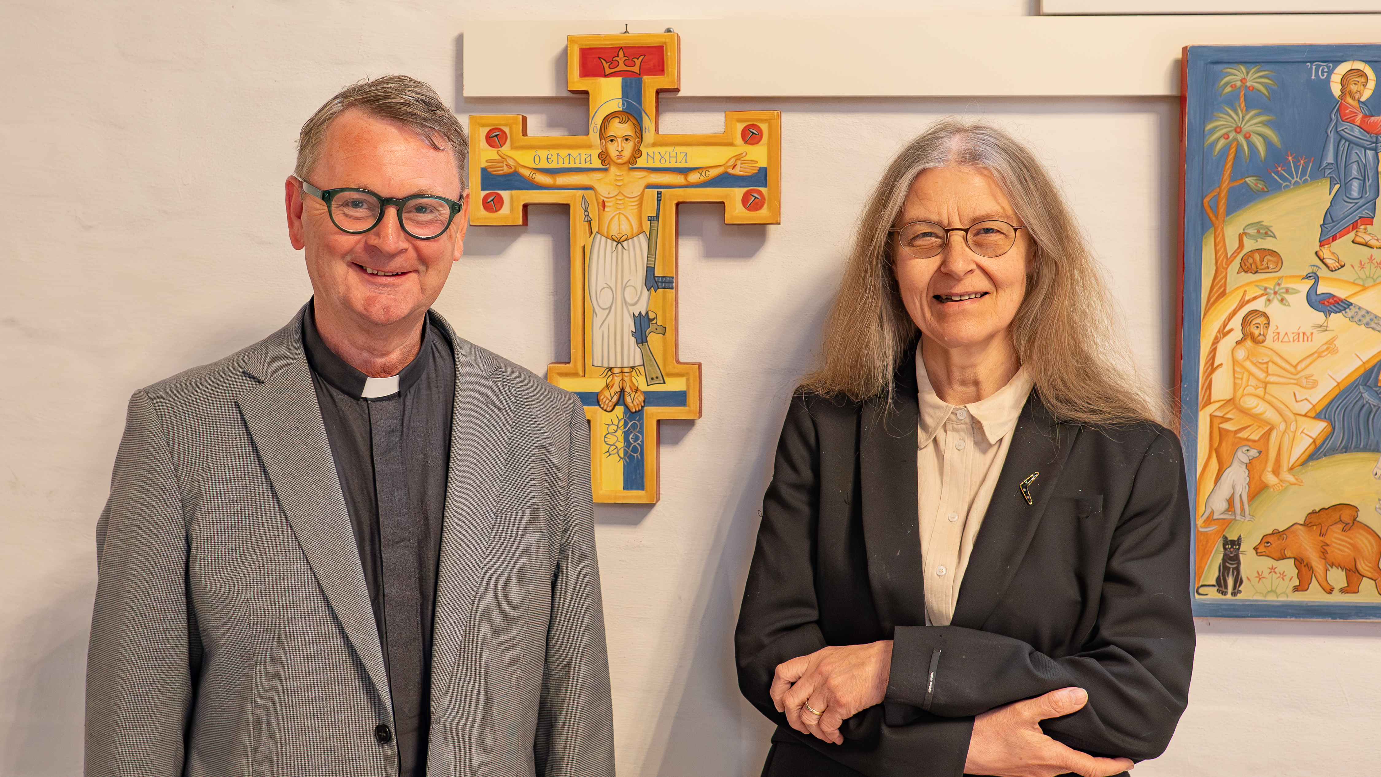 Sokneprest Jan Helge Eggestøl saman med ikonkunstnar Solrunn Nes i Storetveit kirke.