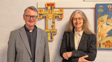 Sokneprest Jan Helge Eggestøl saman med ikonkunstnar Solrunn Nes i Storetveit kirke.