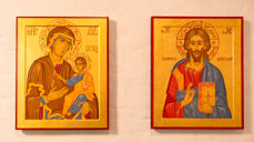 Ikonene "Maria veiviseren" (tv) og "Kristus allherskeren" (th), som henger i Storetveit kirke, er begge malt av Solrunn Nes og har blitt gitt i gave til menigheten av privatpersoner.