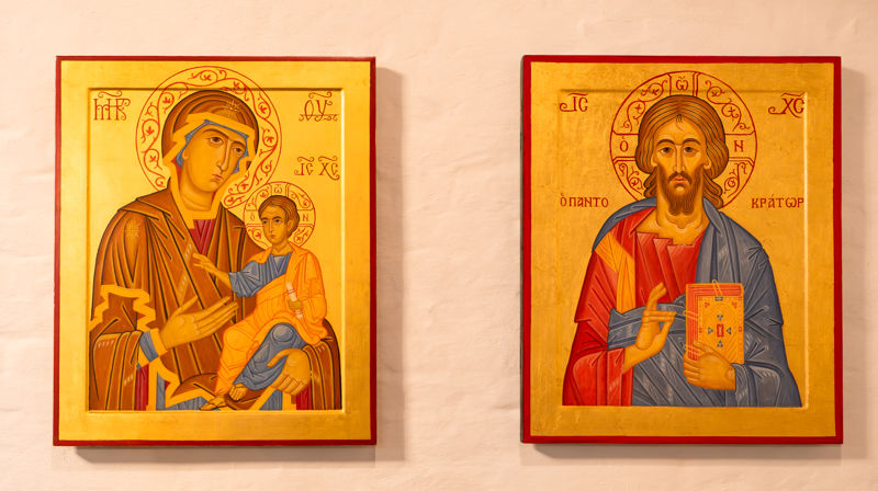 Ikonene "Maria veiviseren" (tv) og "Kristus allherskeren" (th), som henger i Storetveit kirke, er begge malt av Solrunn Nes og har blitt gitt i gave til menigheten av privatpersoner.