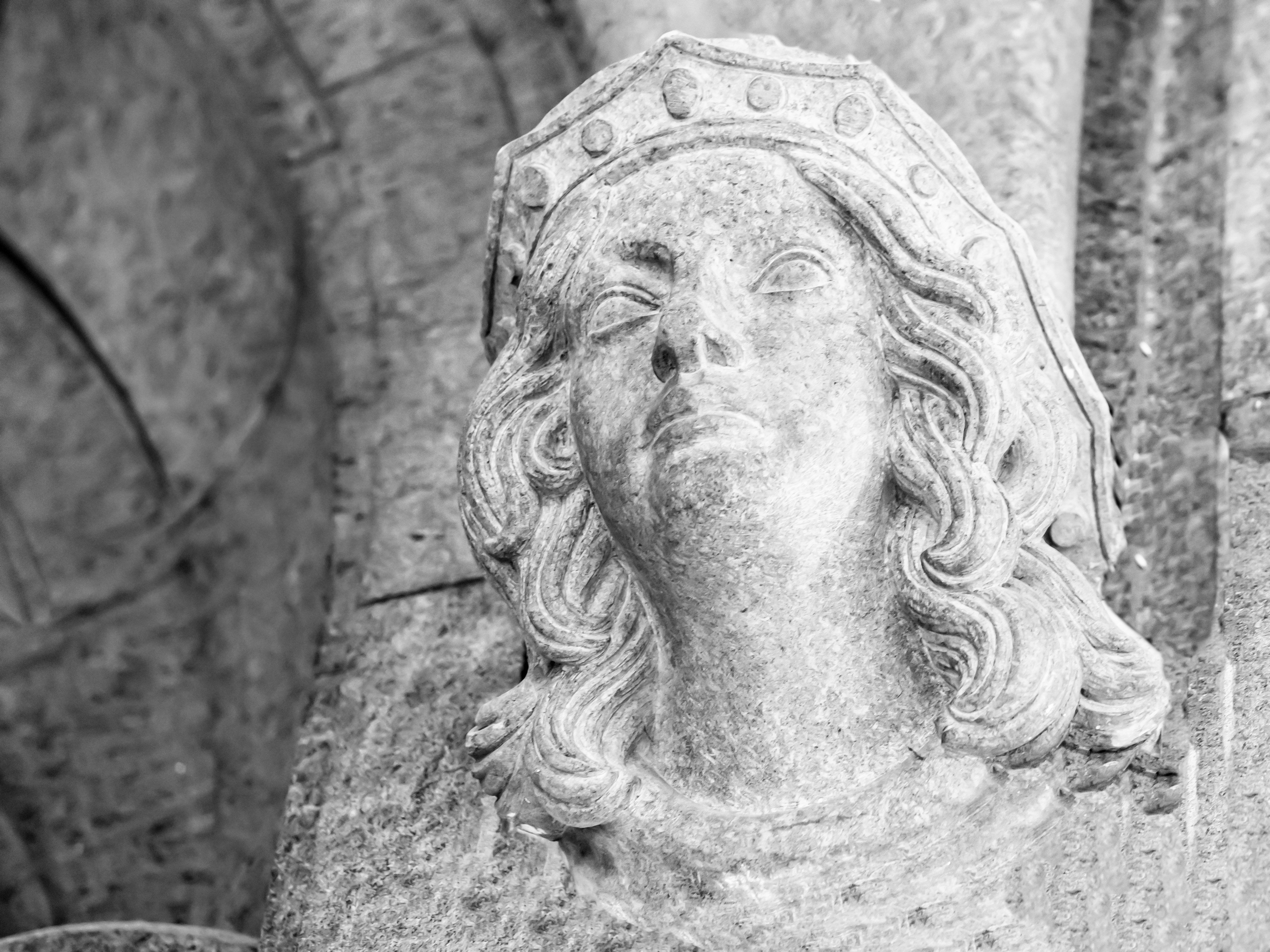 Hvem er kvinnen som skuer ned fra veggen i kirkerommet - Himmeldronningen Maria, Jesu mor, eller den irske dronning Sunniva, som ble Bergens vernehelgen? I tidligere tider trakk man en parallell mellom Jomfru Maria og den irske jomfruen på Selja; mens Maria ble Kirkens Mor fordi hun fødte Kristus, sa man at Sunniva gjennom sin martyrdød fødte kristendommen i Norge. Foto: Åse Solvi