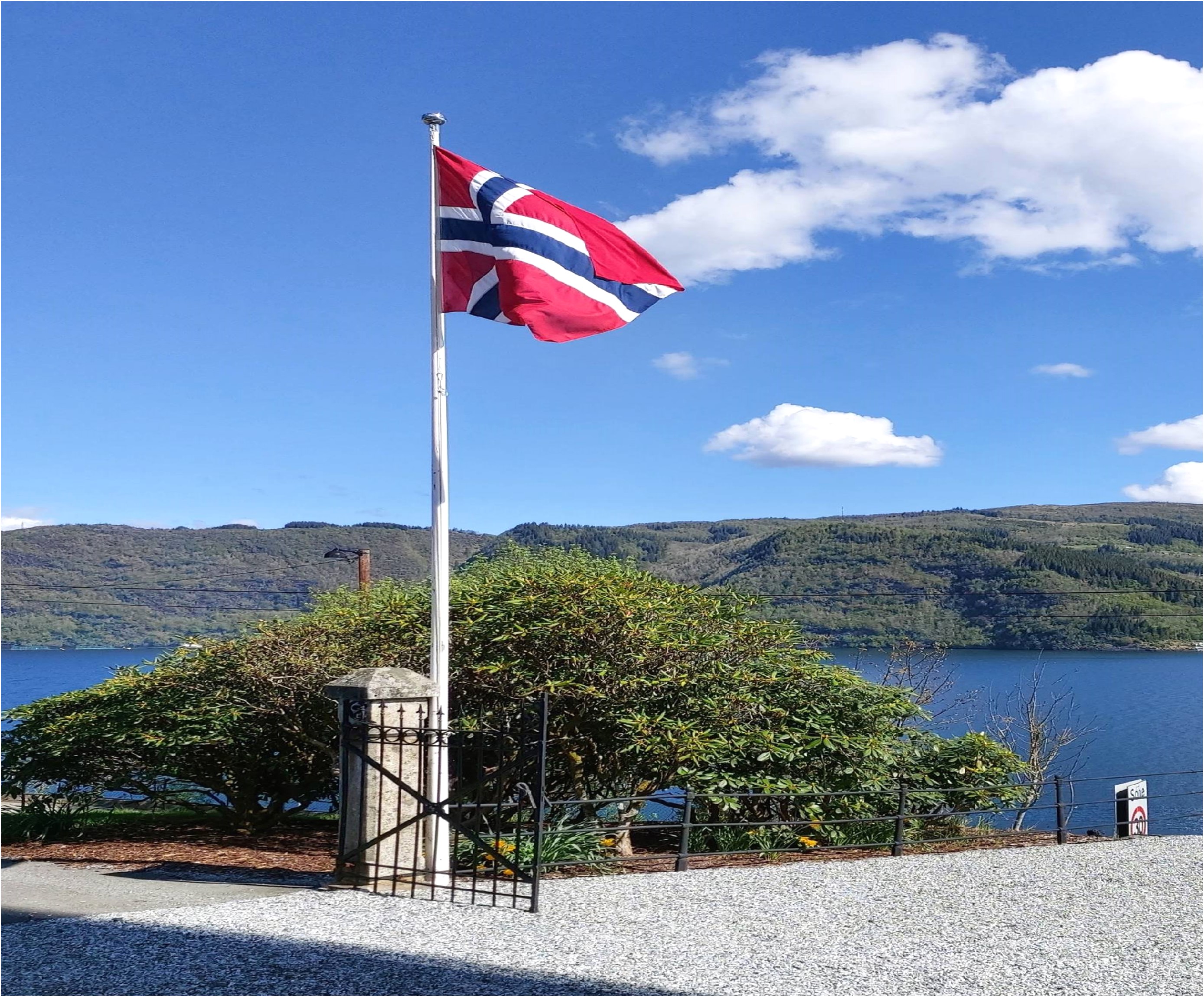 Flagget vårt - med utsikt mot Sørfjorden (foto: IF)