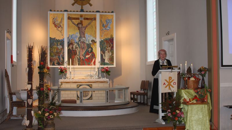 Kyrkja pynta til fest (av kyrkjetenar Monica). Soknerådsleiar Jorunn Haukås ynskjer velkomen til gudstenesta(foto: Tor Oddvar Holmefjord)