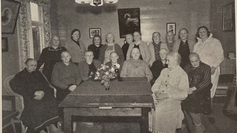 Ståande frå venstre: Agnes Kalsås, Karoline Vevle, Maria Haugland, Petra Garnes, Karoline Stokke, Petra Skår, Elisabeth Pedersen, Karoline Kvamme, Maria Taule og bestyrarinna, frøken Teigland. Sitjande frå venstre: Johanna Palmesen, Barbro Ekanger, Synneva Loftås, Karoline Loftås, Marta Revheim, Anna Vevle, Johanna Rolland og Cecilie Trengereid.