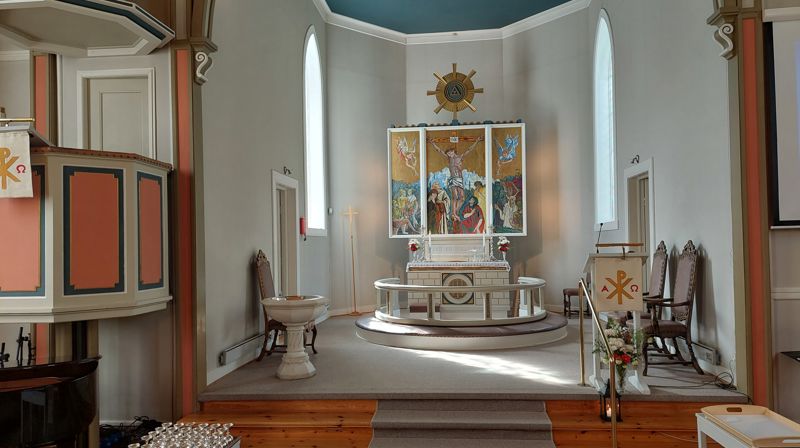 Ytre Arna kyrkje - altarparti og kor (foto: IF)