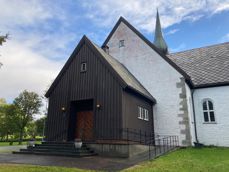 Nyetablert og permanent rullestolramp er på plass utenfor Bodin kirke. Foto: Karl Wika