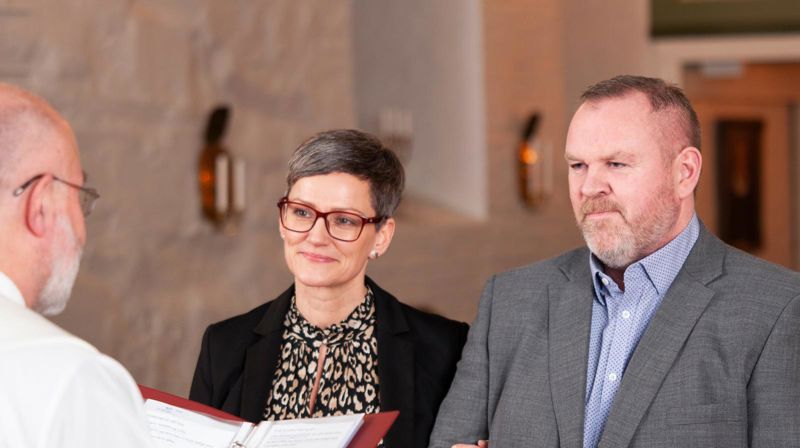 Foto: Audun Haugen / Den norske kirke. Bildet viser  et par som gifter seg på drop-in-bryllup i en annen kirke.