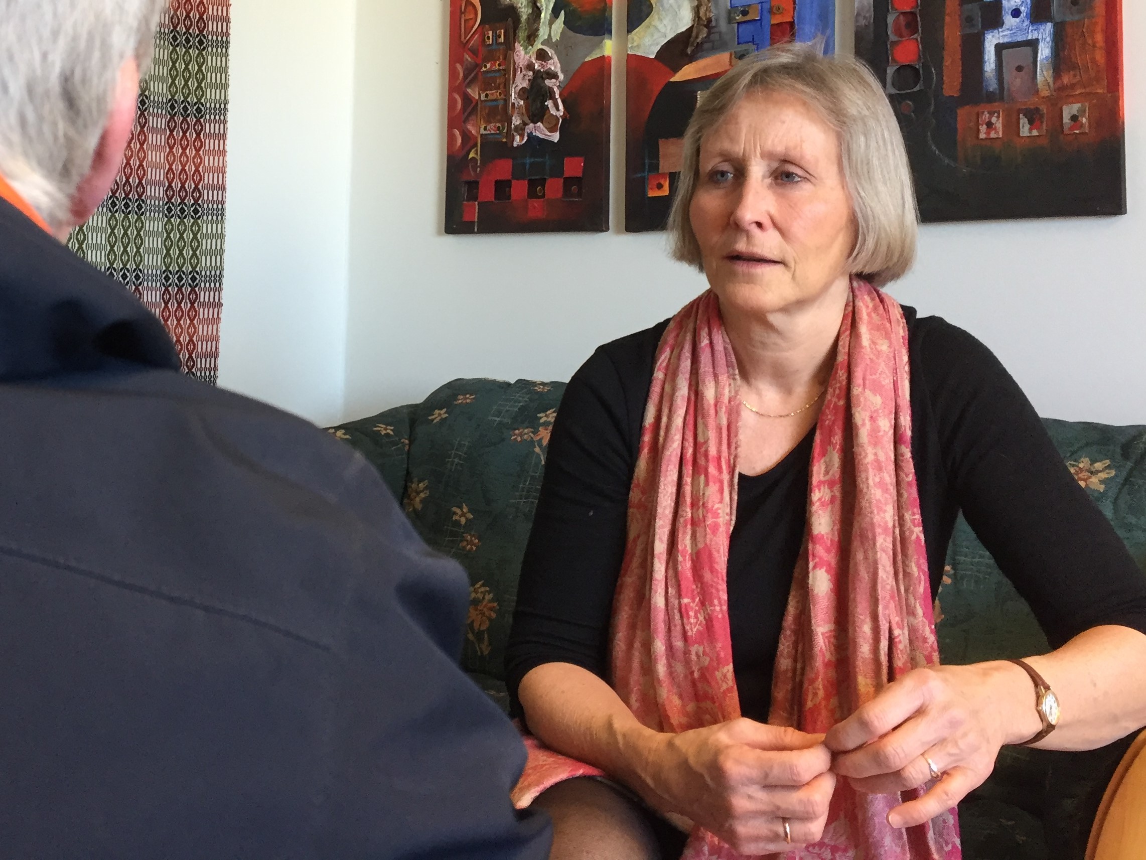 Diakon Vigdis Larsen i samtale med en som trenger noen å snakke med. Foto: Rønvik kirke