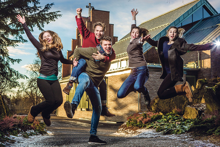 Illustrasjonsbilde. Bildet viser engasjert ungdom utenfor en kirke.