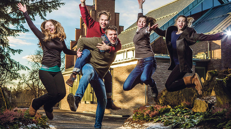 Illustrasjonsbilde. Bildet viser engasjert ungdom utenfor en kirke.