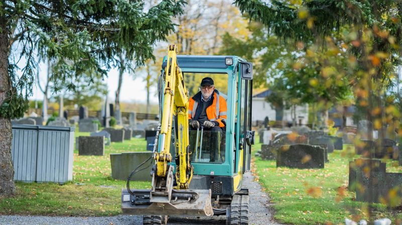 Illustrasjonsbilde: Bildet viser gravemaskin i arbeid på en gravplass. "Foto: Torstein Kiserud / Den norske kirke"