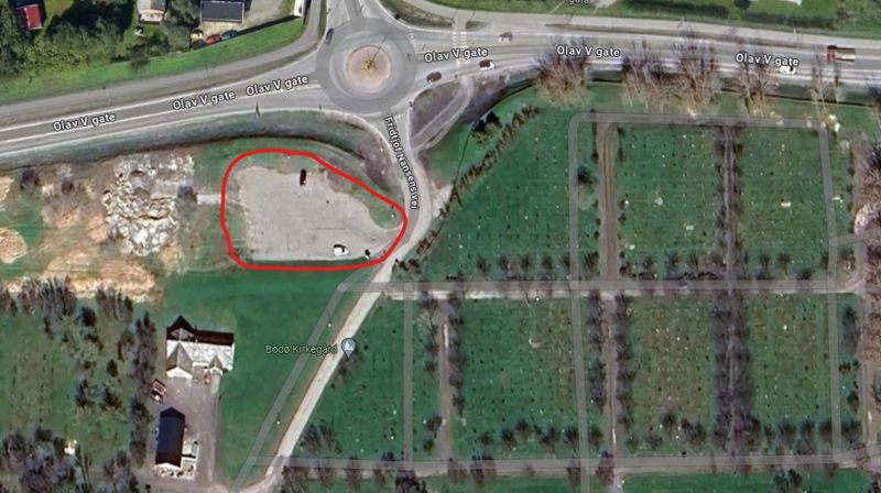 Foto: Google Maps. Bildet viser Bodø kirkegård og tilhørende parkeringsplass med markering hvor det vil asfalteres.