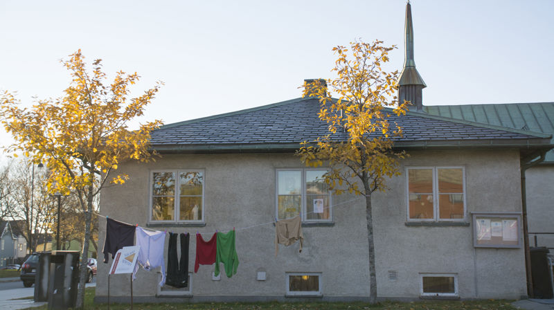 "Skal vi vær nødt tel å se klesvasken til kjerringa henganes langs kirkeveggan??!"