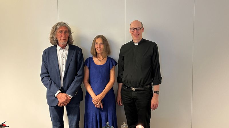 Brudeparet sammen domprost Torkel Irgens etter at de ble erklært rette ektefolk bare litt over 2 timer etter at de meldte inn sin bestilling av vielse til kirkekontoret. Bildet er tatt og offentliggjort i samråd med ekteparet.