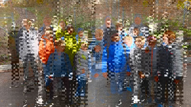 Guttekoret på togperrongen i Oslo i forbindelse med en konsert sammen med blant andre Sølvguttene i 2018. Foto: privat