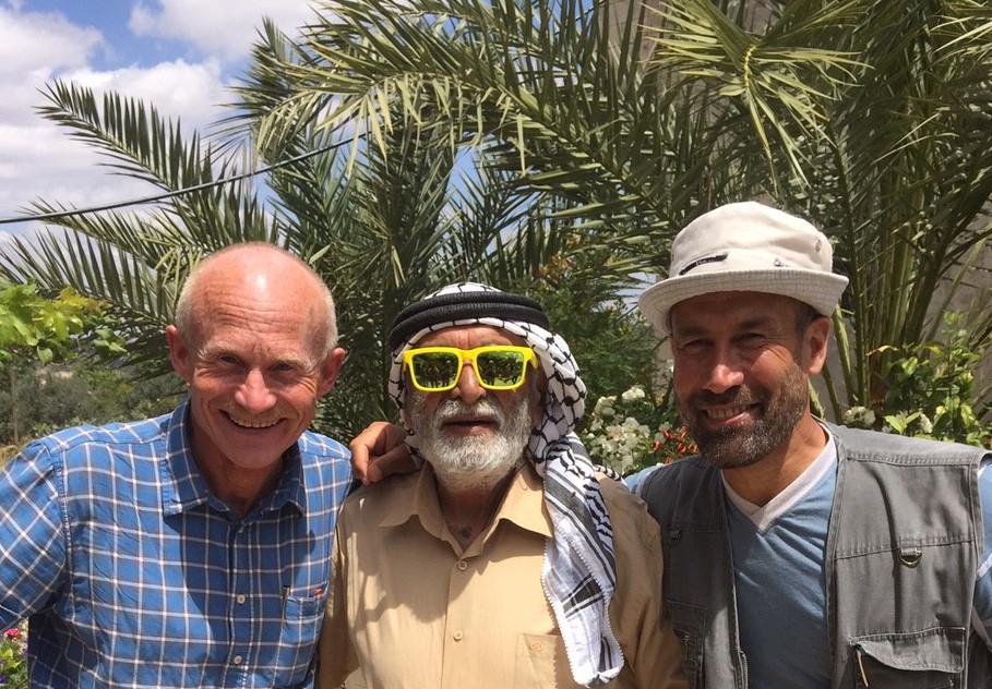 Prostiprest Odd Eidner (til venstre) sammen med guide og en av de andre pilgrimene