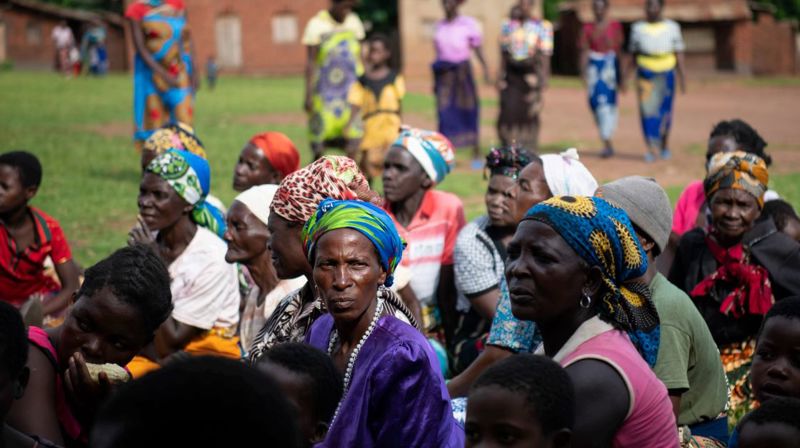 Folket i Malawi skoleres om sine rettigheter, slik at de får kjennskap til hva de kan kreve av kompensasjon for tapte inntekter når store gruveselskaper tar seg til rette på deres dyrkede marker og beiteområder.  Foto: Håvard Bjelland / Kirkens Nødhjelp