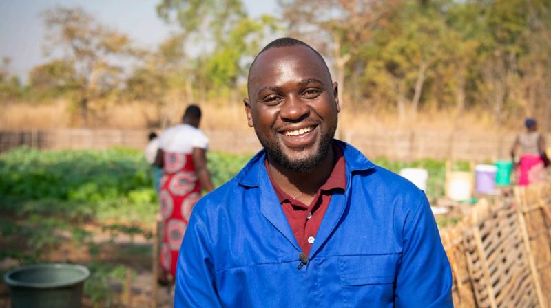Takondwa Phanga er en av Kirkens Nødhjelps agronomer i Malawi. Foto: Håvard Bjelland / Kirkens Nødhjelp