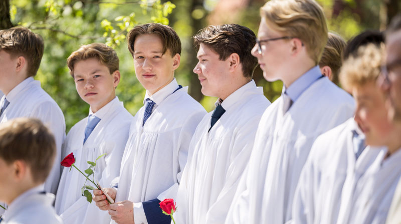 Den norske kirke / Helene Moe Slinning. Bildet viser stolte konfirmanter etter konfirmasjonen.