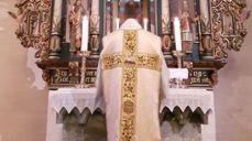 Sokneprest Jan Ivar Vorren iført messehakel sammen med Trond Kverno