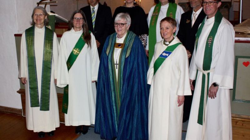 Biskop Ann-Helen sammen med prost Elin Vangen (foran til venstre), kantor Marit Agnes Nordahl Neergaard, diakon Ingrid Løkken og sogneprest Jan Ivar Vorren. Bak fra venstre kirketjener Karl Munir Wika, menighetspedagog Sandra Kristina Persson, kapellan Simone Schiebold og menighetsrådsleder Arnt Sørensen.
