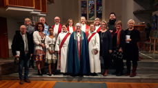 Her er diakonene Christina Ellefsen til venstre, og Ingrid Løkken til høyre for biskopen, sammen med forbedere og representanter for arbeidsgiverne deres