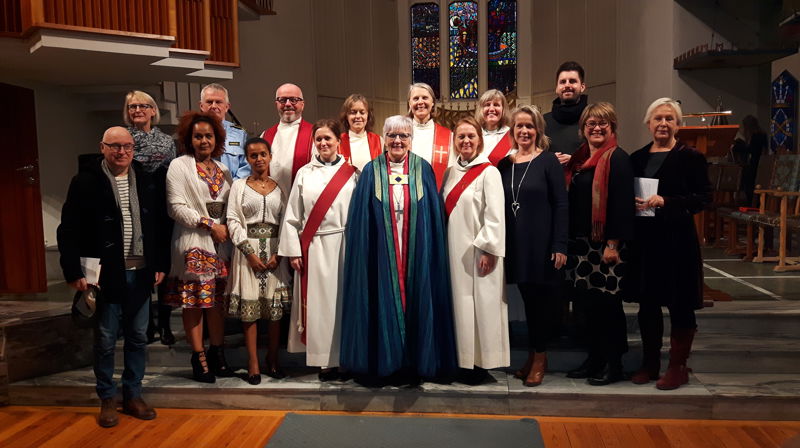 Her er diakonene Christina Ellefsen til venstre, og Ingrid Løkken til høyre for biskopen, sammen med forbedere og representanter for arbeidsgiverne deres