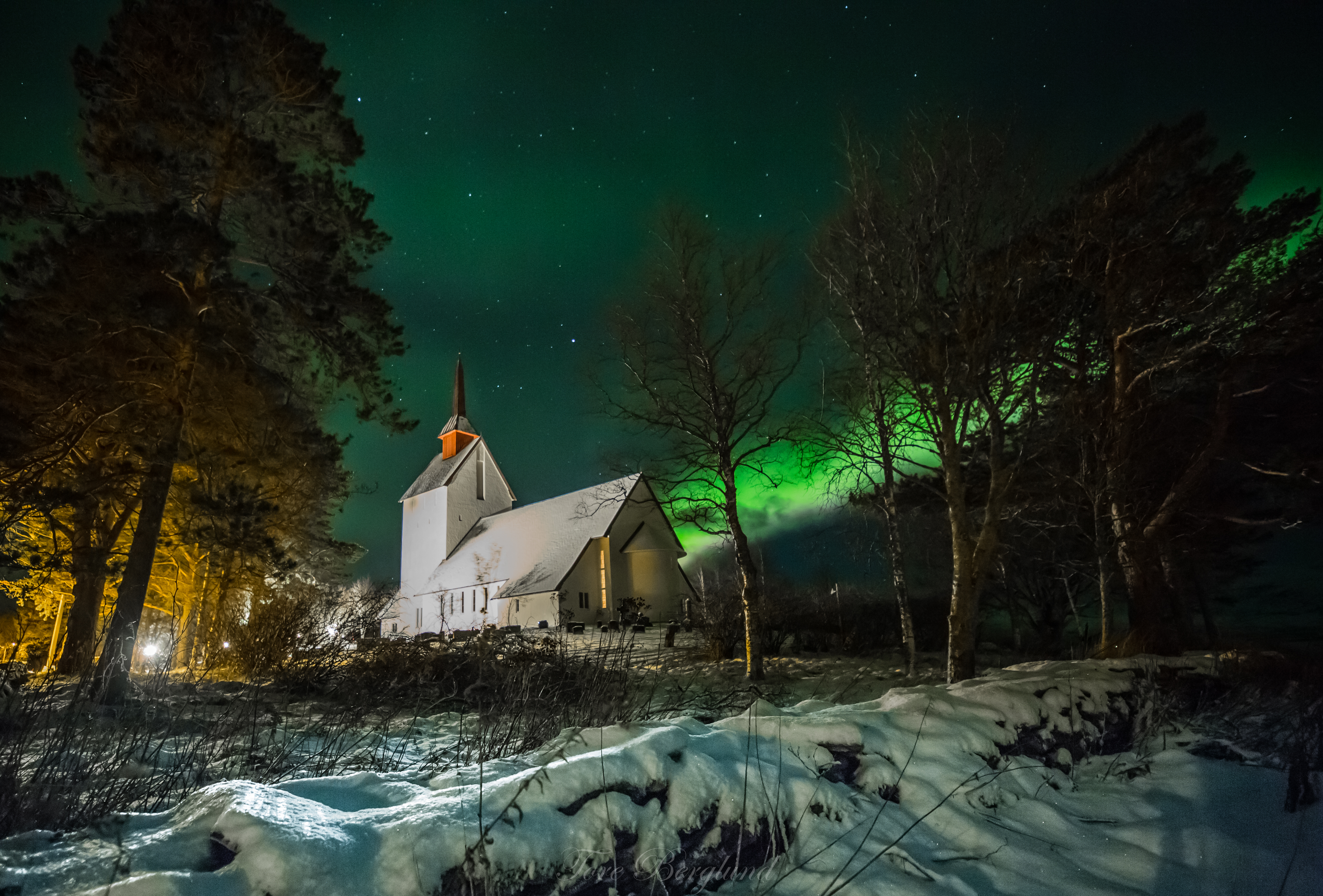 Skjerstad kirke i nordlys. Foto: Tore Berglund