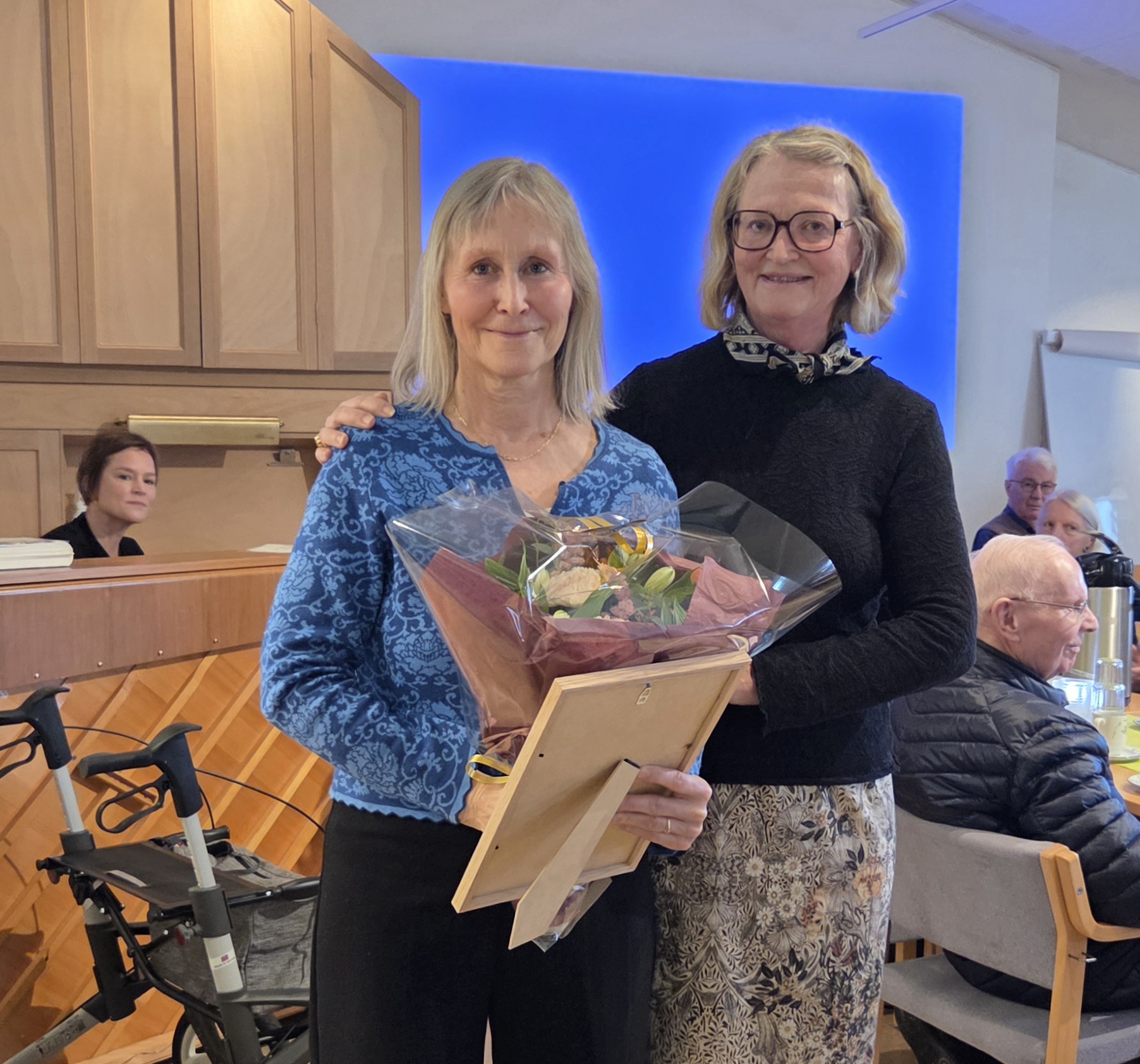 Vigdis Larsen blir takket for sin innsats med blomster, gave og varme ord, overbrakt av nestleder i Rønvik menighetsråd, Astrid Arnøy.