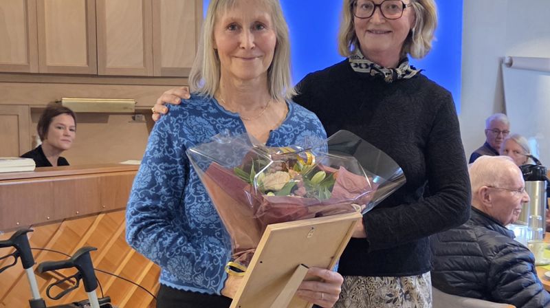 Vigdis Larsen blir takket for sin innsats med blomster, gave og varme ord, overbrakt av nestleder i Rønvik menighetsråd, Astrid Arnøy.