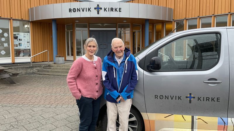 Diakon Vigdis Larsen tok den svært fornøyde gavegiveren med på en prøvetur. Foto: Jørn Sørvig