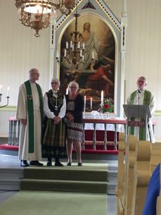 50-års konfirmanter i Kjerringøy Kirke 8.juli 2018. Fra venstre: Ove Kjelling, Marit Kjelling, Ellinor Ann Henriksen og sokneprest Svein Malmbekk Foto: Kirstin Kjelling