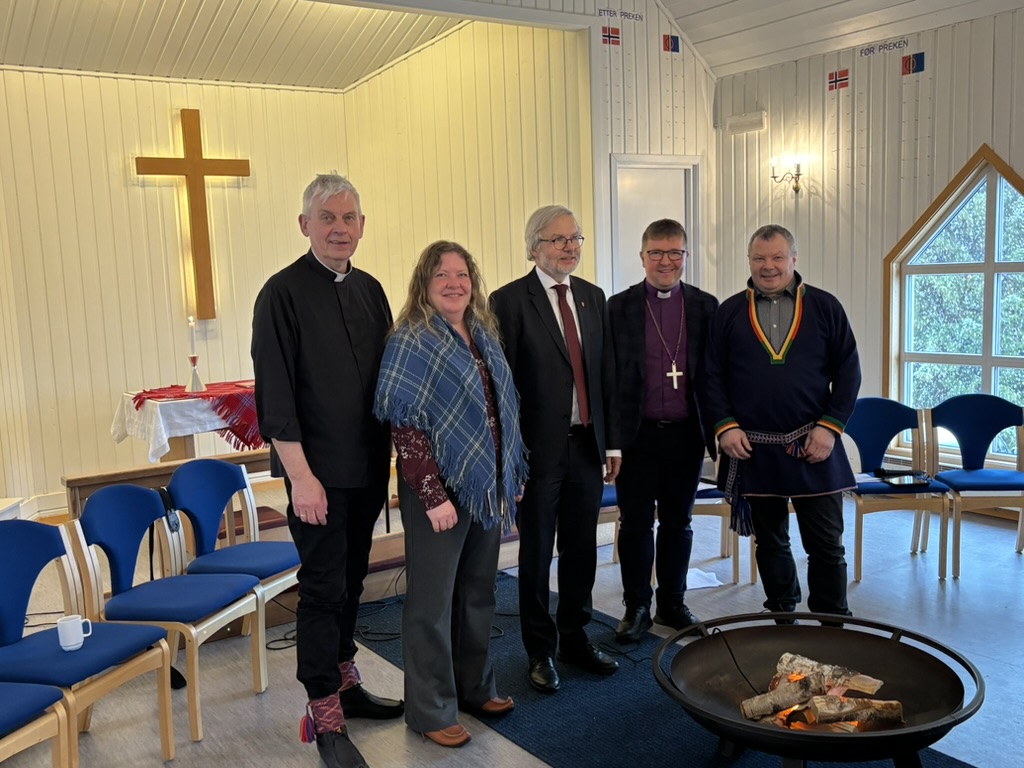 Fv: Roff Steffensen (prest i lulesamisk område), Iren Vesterli (pitesamisk representant, Saltdal), Harald Hegstad (leder i Kirkerådet), Svein Valle (biskop), Kurt Solstrøm (ass. kirkeverge Hamarøy) Foto: Svein Malmbekk
