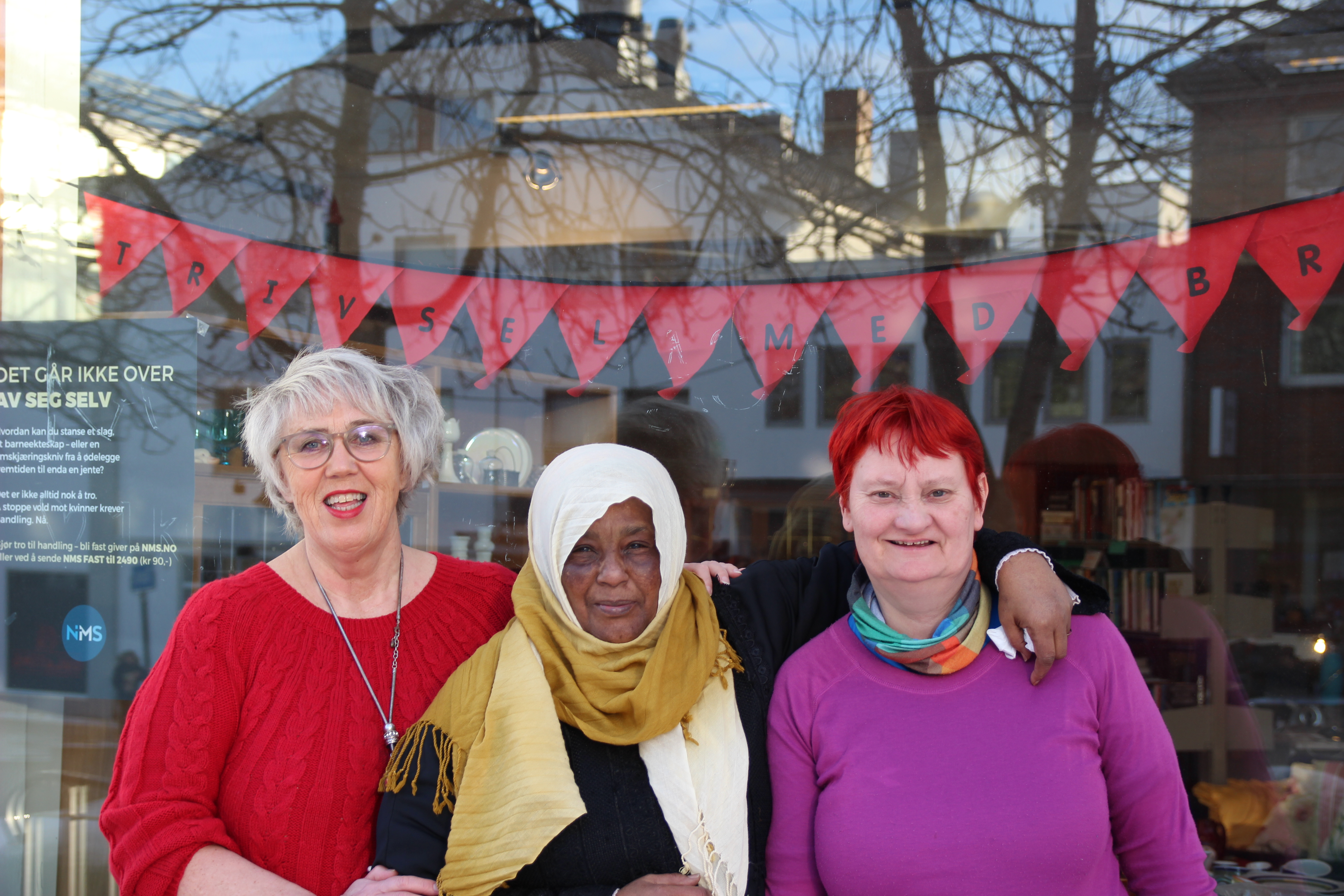 Gerd, Hassadat og Wigdis jobber i NMS gjenbruksbutikk. Foto:Ståle Sårheim 