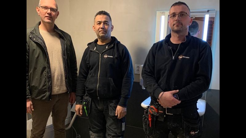 Driftsleder I Bodø Kirkelige fellesråd og to karer fra M2 Service AS.