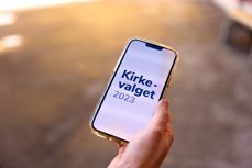 Illustrasjonsfoto, mobiltelefon med logo til kirkevalget 2023.