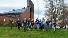 Barnekor utenfor Tverlandet kirke.
