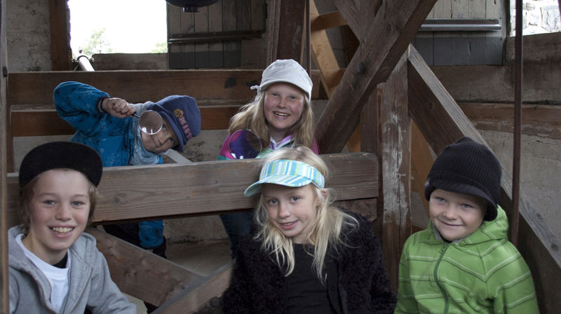Fem agenter i kirketårnet i Saltstraumen kirke.