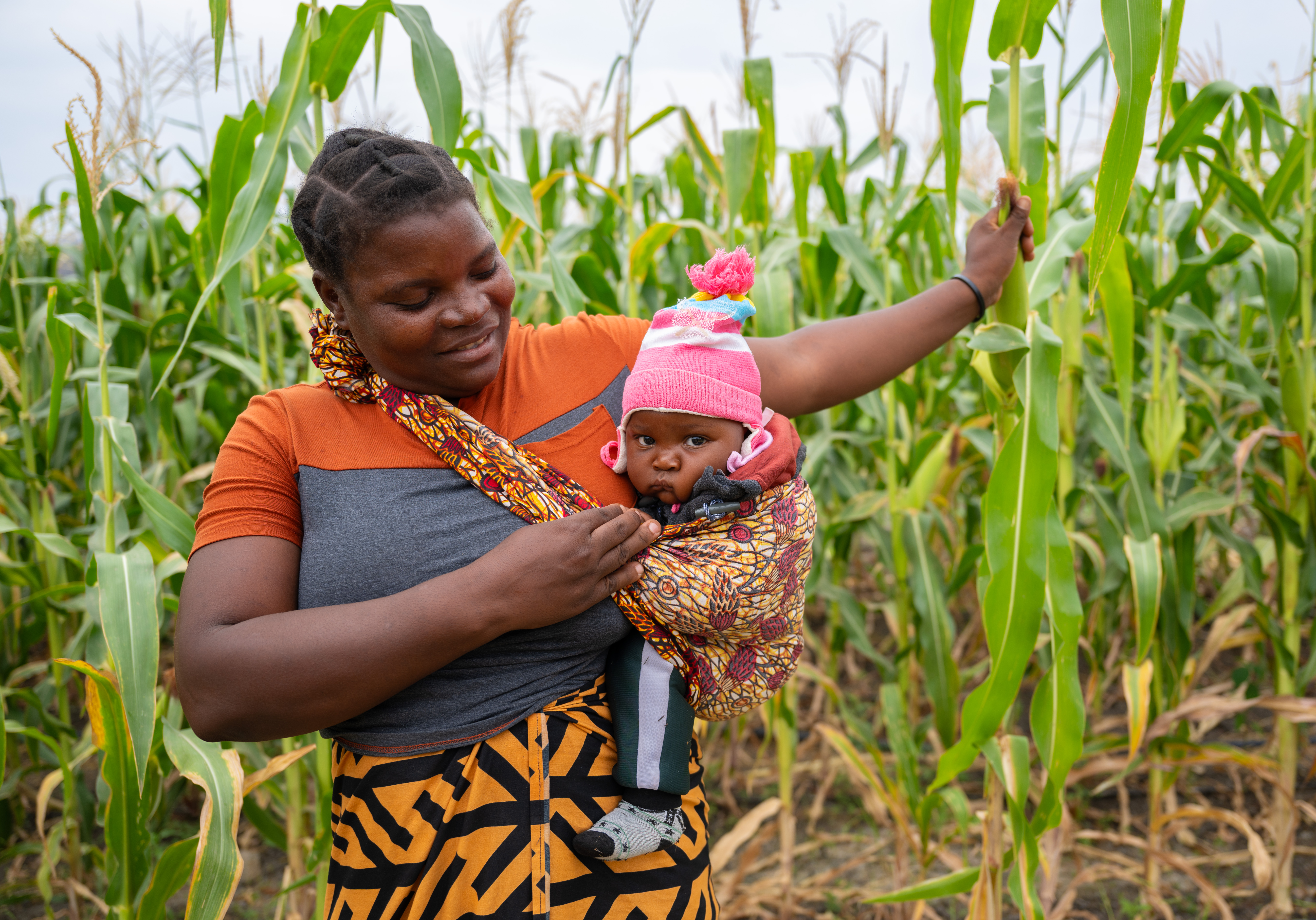 – Gjennom dette har eg fått ei inntekt, fortel Winnie Milambo, her med dottera Tendai Mwela (åtte månader). Foto: Håvard Bjelland