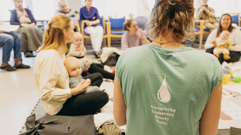 Trosopplærer leder generasjonssang på sykehjem - Foto Den norske kirke - Kirkerådet