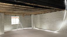 I kyrkjerommet er murpuss og treverk fjerna og det er lagt på midlertidig golvdet er