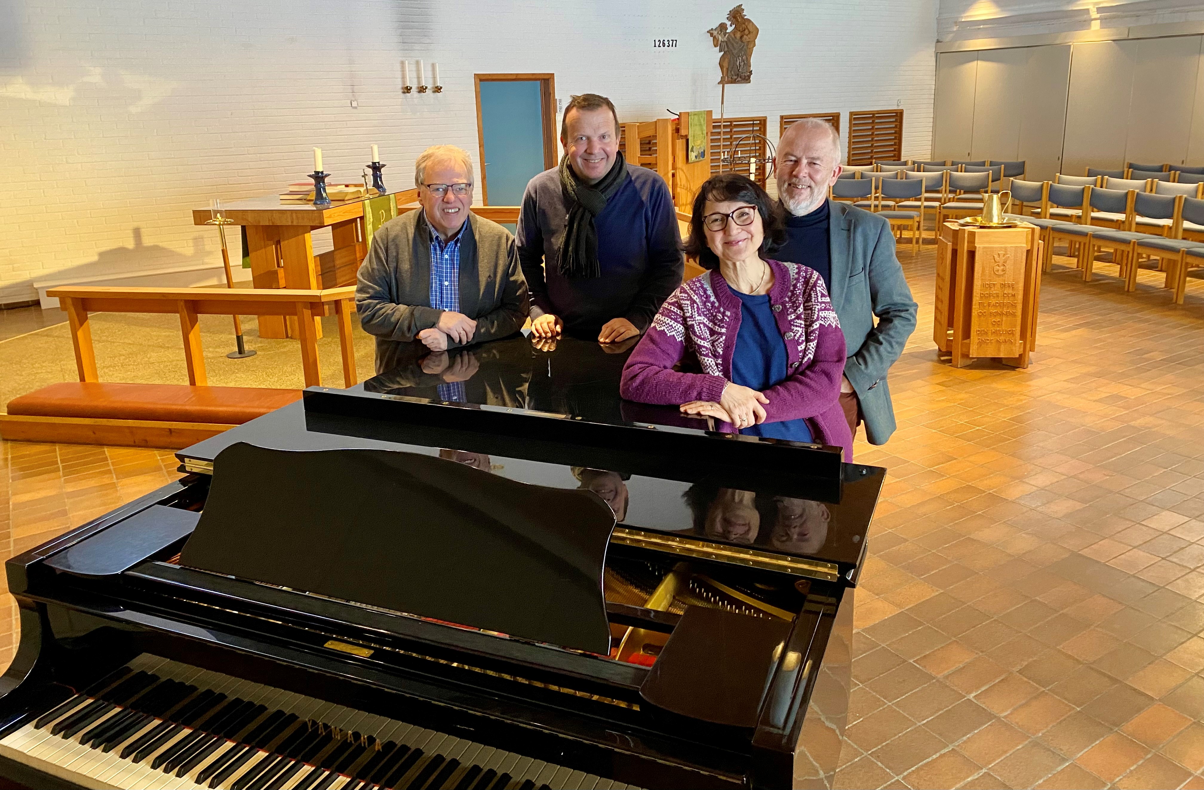 Kulturkomiteen i Fjell kirke ønsker velkommen til et spektakulært 40-års jubileumsår. F.v: Per Roar Ekeland, Christoffer Tjelle, Galina Trintsoukova og Ivar Flaten. Foto; Elisabeth Helgeland Wold