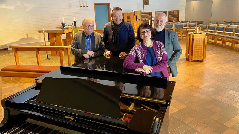 Kulturkomiteen i Fjell kirke ønsker velkommen til et spektakulært 40-års jubileumsår. F.v: Per Roar Ekeland, Christoffer Tjelle, Galina Trintsoukova og Ivar Flaten. Foto; Elisabeth Helgeland Wold