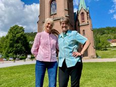 Bjørg Juriks og Edel Gervin ser frem til å få inn forslag på hvordan en pilegrimslabyrint utenfor kirken kan bli. Therese Thorne var ikke til stede da bildet ble tatt. Foto: Elisabeth Helgeland Wold