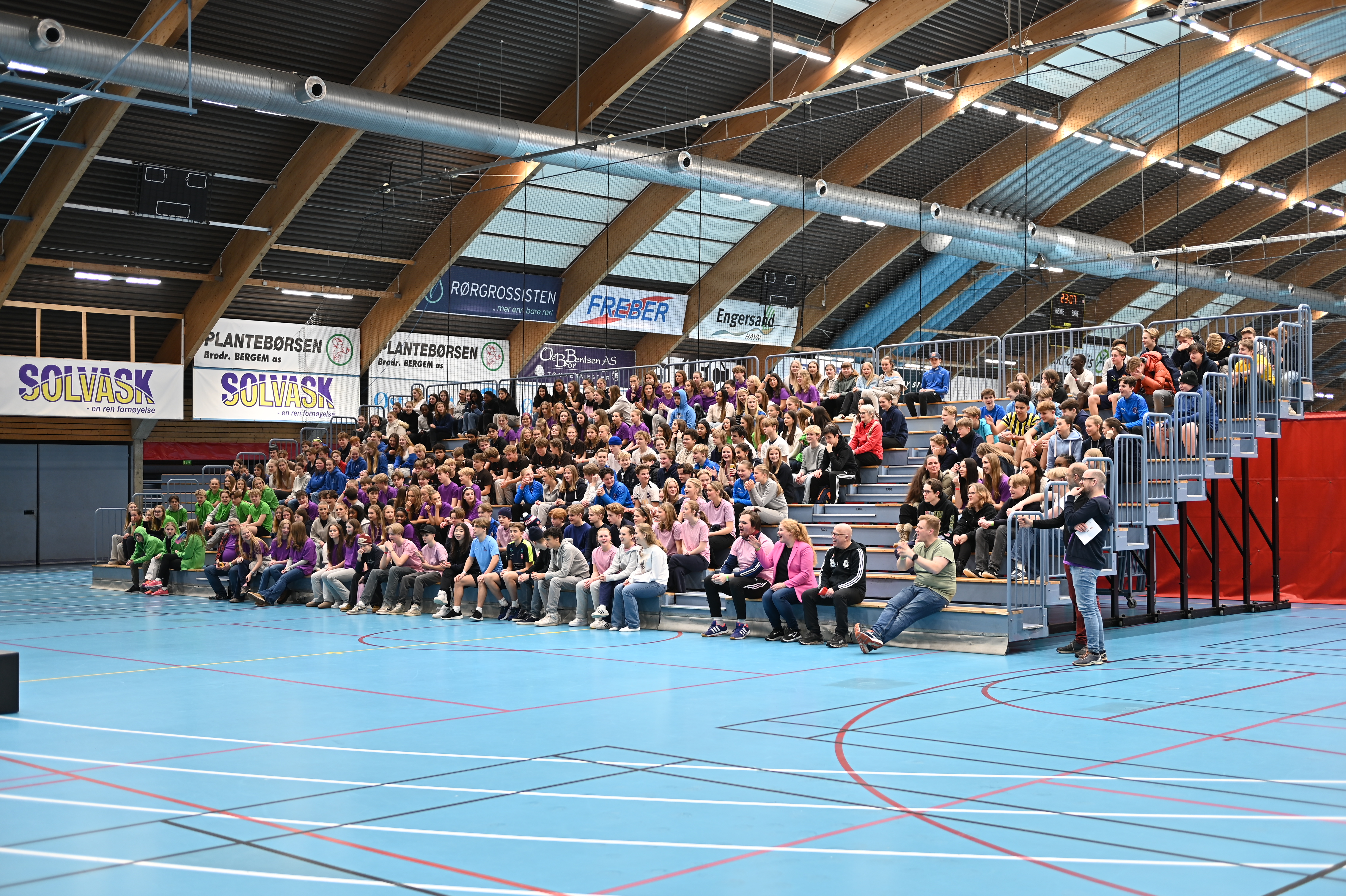300 konfirmanter var samlet p&#229; nattcup i Drammenshallen sist helg. Foto: Svenn Ivar Sk&#229;rerverket