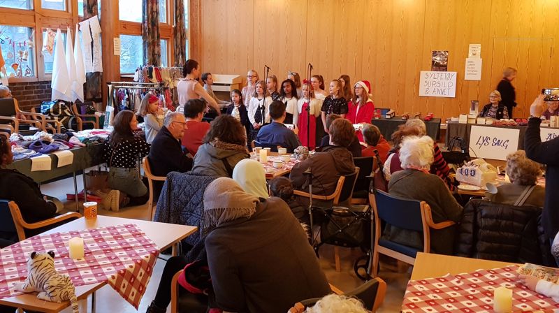 Fra Julemessa i Åssiden kirke. Her er mange frivillige engasjerte.