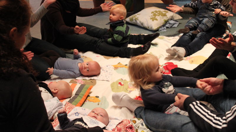 De aller minste har også glede av sang og musikk.