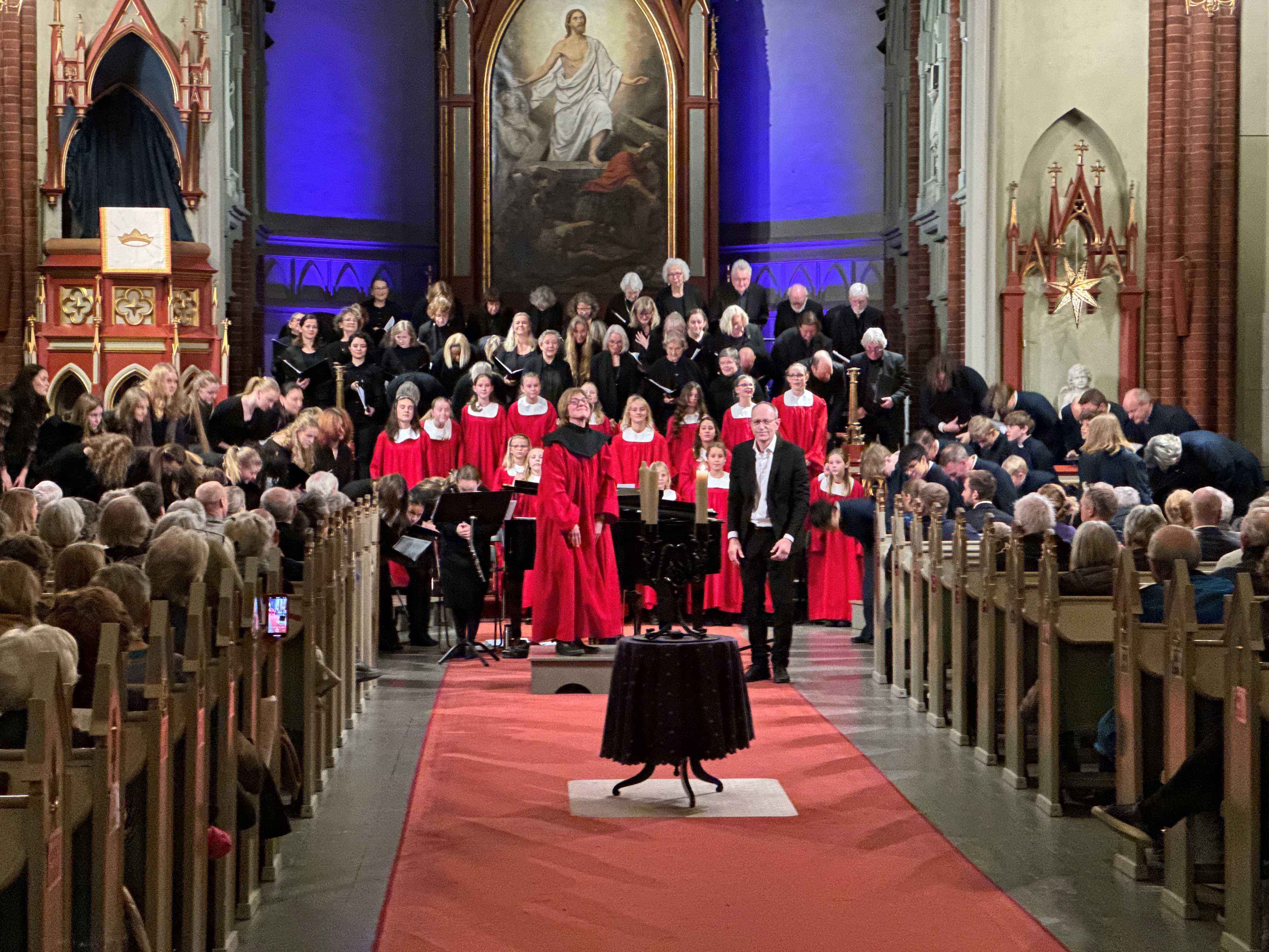 Kantorene Jørn og Beate sammen med korene på Adventsfestivalens åpningskonsert 2024